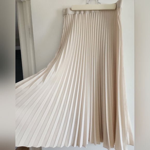 H&M midi length Pleated Skirt size Medium, soft beige - Picture 4 of 4